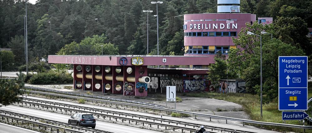 Ein historisches Gebäude, viele Ideen – und nun ein neuer Investor: Die frühere Raststätte am Grenzübergang Dreilinden hat mal wieder einen Käufer gefunden. Dessen Name wird noch nicht genannt. Ein Konzept soll er haben.