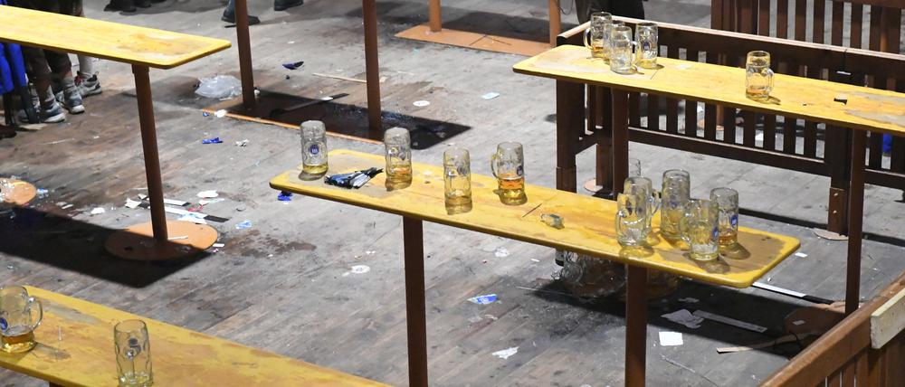 Leere Maßkrüge stehen nach dem traditionellen Kehraus im Hofbräuzelt auf Tischen.