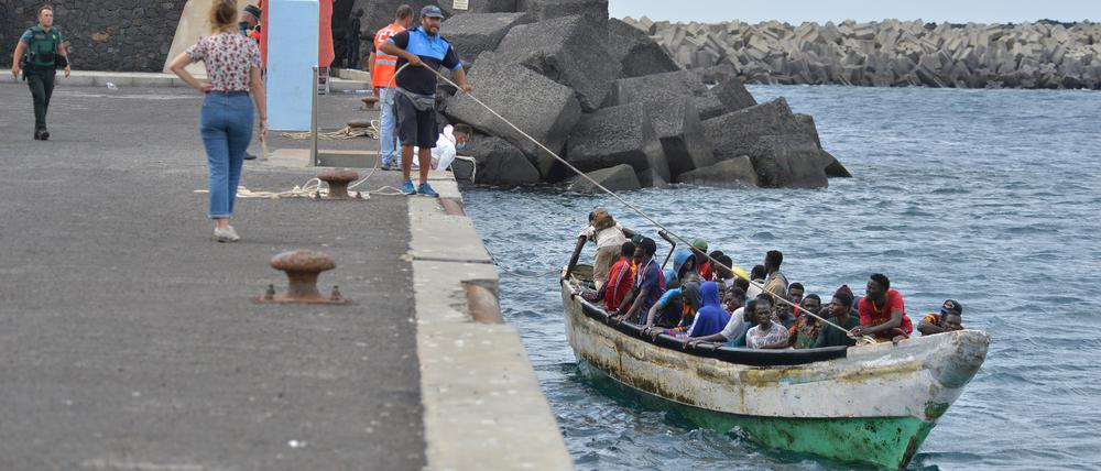 Migranten kommen in einem Boot im Hafen von La Restinga auf der Insel El Hierro an.