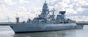 Die Fregatte «Hamburg» läuft aus dem Hafen zu einem fünfmonatigen Mittelmeer-Einsatz im Rahmen der Auslandsmission Irini vor der Küste des Bürgerkriegslandes Libyen aus.