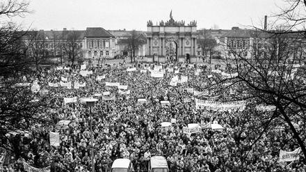 Potsdam 4.11.1989. Etwa zehntausend Menschen treffen sich zu dieser bis dahin einmaligen, nicht vom Staat und seinen Massenorganisationen angeordneten Großkundgebung auf dem Platz der Nationen (Luisenplatz). Anschließend beginnt ein Demonstrationszug durch die Innenstadt ((Schopenhauerstraße, Wilhelm-Külz-Straße (heute Breite Straße), Friedrich-Ebert-Straße, Heinrich-rau-Allee (heute Am Kanal)).

Einmalige Nutzung 52 EUR vereinbart (für ET 7.10.23)
bernd@blumrich.photo
www.foto-blumrich.de
 0176 10089697