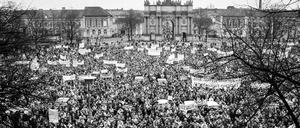 Potsdam 4.11.1989. Etwa zehntausend Menschen treffen sich zu dieser bis dahin einmaligen, nicht vom Staat und seinen Massenorganisationen angeordneten Großkundgebung auf dem Platz der Nationen (Luisenplatz). Anschließend beginnt ein Demonstrationszug durch die Innenstadt ((Schopenhauerstraße, Wilhelm-Külz-Straße (heute Breite Straße), Friedrich-Ebert-Straße, Heinrich-rau-Allee (heute Am Kanal)).

Einmalige Nutzung 52 EUR vereinbart (für ET 7.10.23)
bernd@blumrich.photo
www.foto-blumrich.de
 0176 10089697