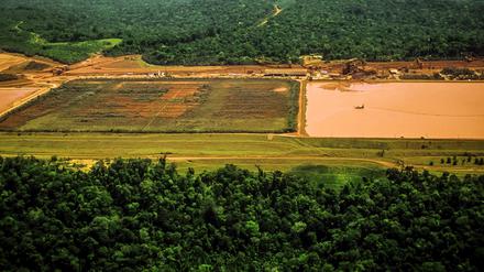 Ein unterschätzter Killer des Amazonas-Regenwaldes: der Abbau von Bauxit für die Produktion von Aluminium für die Automobilindustrie. 