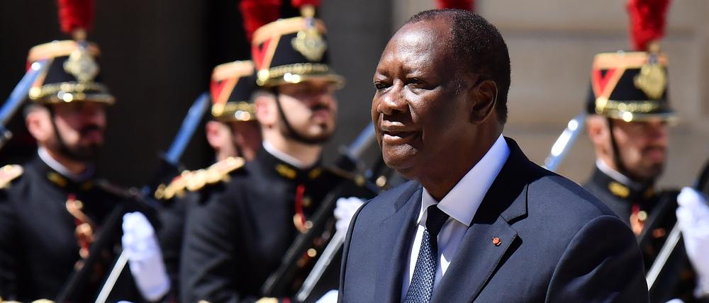 Alassane Ouattara, Präsident der Elfenbeinküste, bei einem feierlichen Empfang am Elysee-Palast vor einem Treffen mit Staatschef Macron.