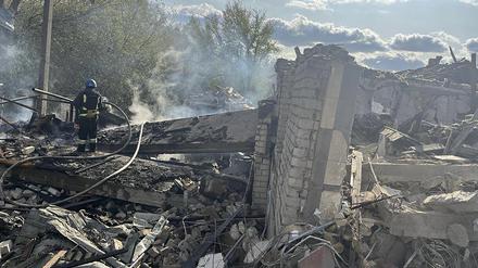 Auf diesem vom Pressebüro des ukrainischen Präsidenten via AP zur Verfügung gestellten Foto arbeiten Feuerwehrleute daran, ein Feuer nach dem tödlichen russischen Raketenangriff zu löschen.