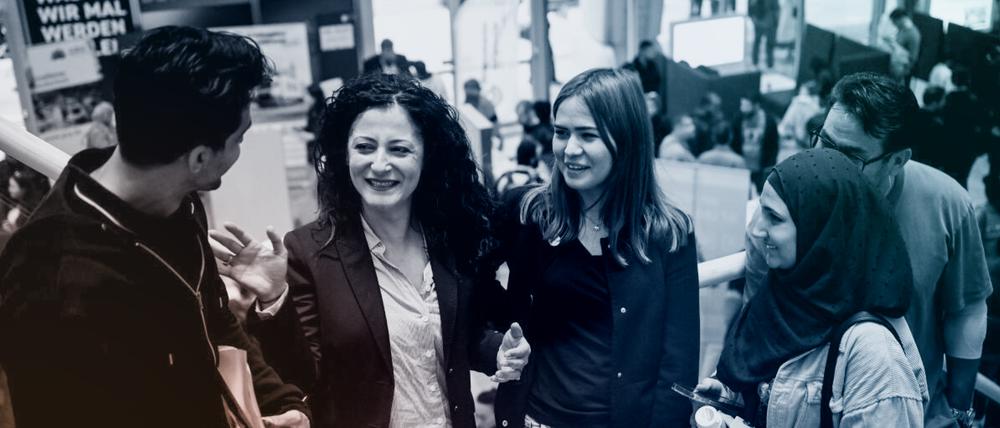 Geflüchtete mit Berlins Arbeits- und Integrations-Senatorin Cansel Kiziltepe.