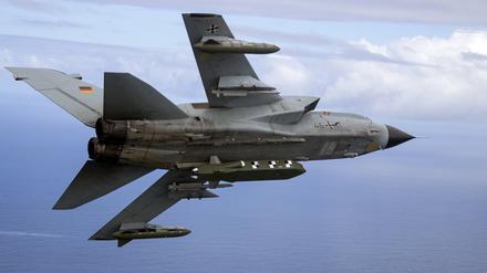 Die von der Bundeswehr herausgegebene Aufnahme zeigt einen Kampfjet vom Typ Tornado, der mit dem Lenkflugkörper Taurus bestückt ist.