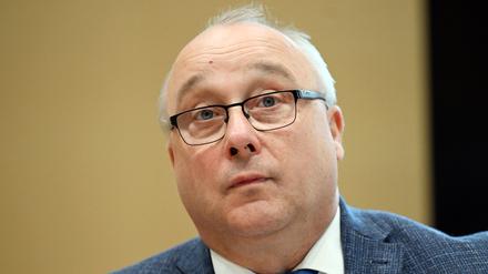 Der Ex-AfD-Bundestagsabgeordnete Jens Maier vor dem Dienstgericht des Bundes in Karlsruhe. 