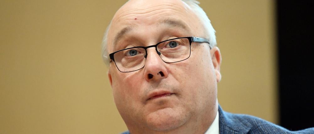 Der Ex-AfD-Bundestagsabgeordnete Jens Maier vor dem Dienstgericht des Bundes in Karlsruhe. 