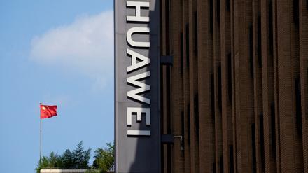 FILE PHOTO: A Chinese flag flutters near a Huawei store in Shanghai, China September 8, 2023. REUTERS/Aly Song/File Photo