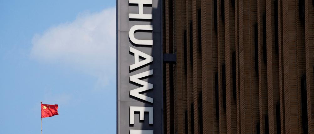 FILE PHOTO: A Chinese flag flutters near a Huawei store in Shanghai, China September 8, 2023. REUTERS/Aly Song/File Photo