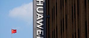 FILE PHOTO: A Chinese flag flutters near a Huawei store in Shanghai, China September 8, 2023. REUTERS/Aly Song/File Photo