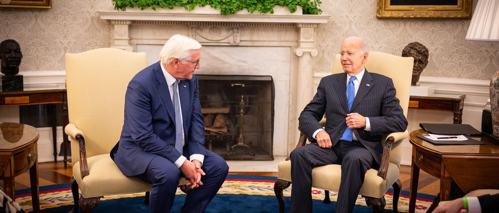 Bundespräsident Frank-Walter Steinmeier wurde von US-Präsident Joe Biden im Oval Office empfangen.