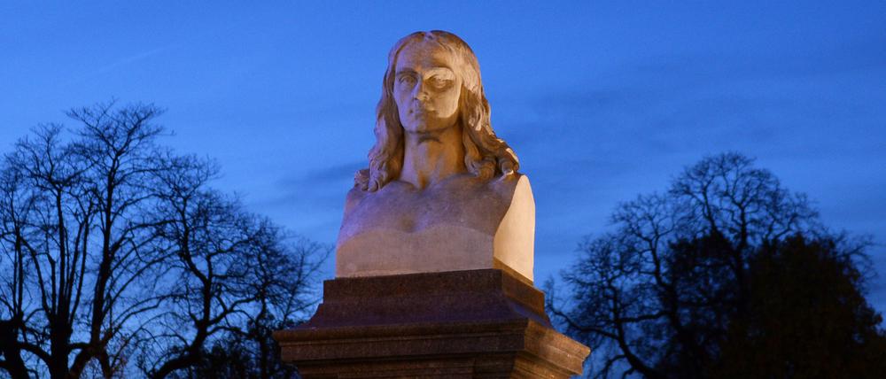 Die Büste von Adelbert von Chamisso steht im Monbijoupark an der Oranienburger Straße.