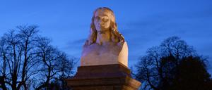 Die Büste von Adelbert von Chamisso steht im Monbijoupark an der Oranienburger Straße.