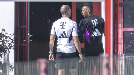 Abgang. Jerome Boateng (re.) auf dem Weg zum Geheimtraining des FC Bayern München.
