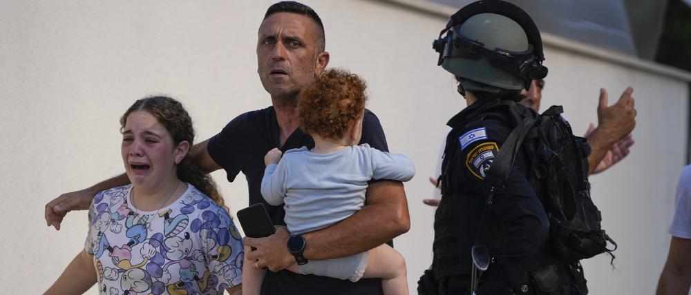 Beschuss aus Gaza. Viele israelische Familien wie hier in Ashkelon mussten sich in Sicherheit bringen.