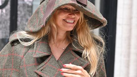 Nagellack und Karos passend: Pamela Anderson, Ex-Baywatch-Größe, immer noch PETA-Aktivistin.