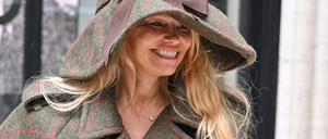 Nagellack und Karos passend: Pamela Anderson, Ex-Baywatch-Größe, immer noch PETA-Aktivistin.