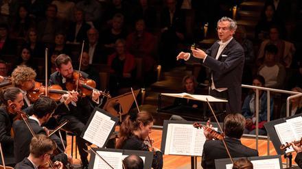 Fabio Luisi dirigiert die Berliner Philharmoniker.
