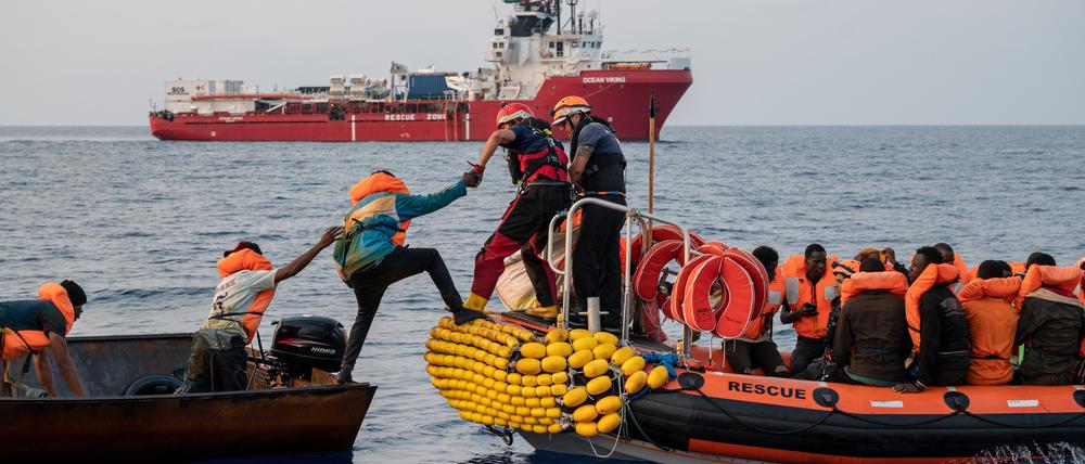Die undatierte Aufnahme zeigt Seenotretter der europäische Hilfsorganisation SOS Méditerranée bei der Rettung schiffbrüchiger Migranten.