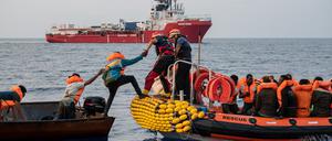 Menschen werden im Mittelmeer von privaten Seenotrettern aus dem Wasser gerettet.