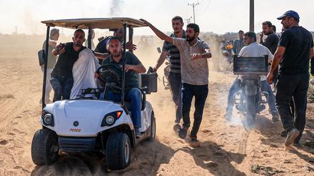 Dieses Foto soll die Entführung einer Person aus Israel in den Gazastreifen zeigen. Überprüfen lassen sich diese Angaben nicht.