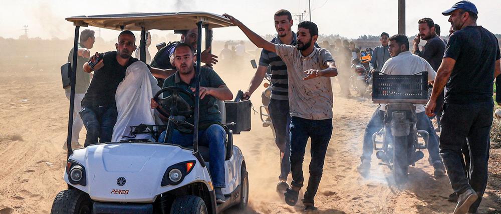 Dieses Foto soll die Entführung einer Person aus Israel in den Gazastreifen zeigen. Überprüfen lassen sich diese Angaben nicht.