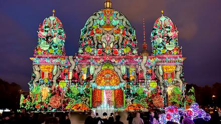 Der Berliner Dom auf der Museumsinsel wird beim „Festival of Lights“ von zehn Künstler:innen bespielt. Hier „Free Spirits“ von Gita Kurdpoor.