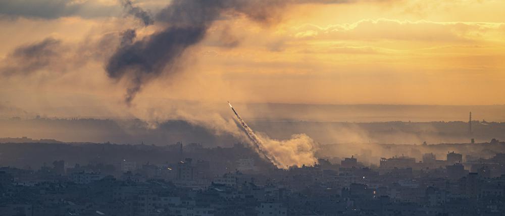 Raketen werden vom Gazastreifen aus auf Israel abgefeuert.