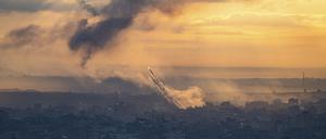 Raketen werden vom Gazastreifen aus auf Israel abgefeuert. 