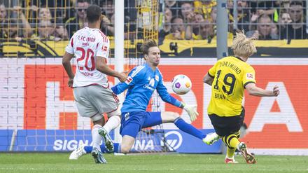 Die Vorentscheidung. Julian Brandt (rechts) erzielt das 3:2 für Dortmund.