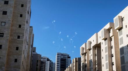 Das System „Iron Dome“ fängt palästinensische Raketen über Ashkelon ab.
