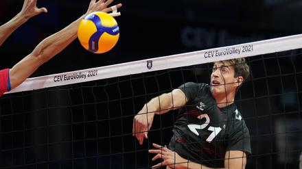 Gut geschlagen. Deutschlands Tobias Krick schlägt den Ball.