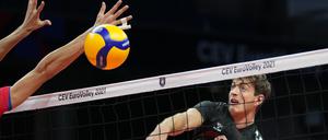 Gut geschlagen. Deutschlands Tobias Krick schlägt den Ball.