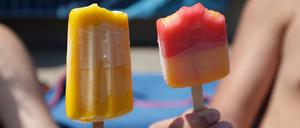 Die angebliche Geburtsstunde vom Eis am Stiel: In einer kalten Nacht des Jahres 1905 wurde zufällig ein sirupartiges Getränk mit einem Rührstab im Freien stehen gelassen.