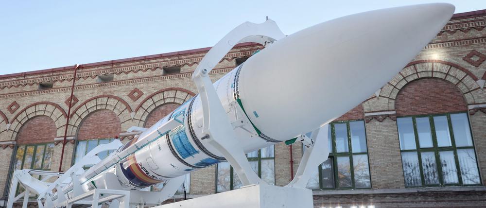 „Miura 1“, die erste spanische Weltraumrakete, steht während ihrer Präsentation auf der Esplanade des Nationalen Museums für Naturwissenschaften in Madrid.