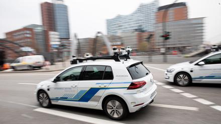 ARCHIV - 03.04.2019, Hamburg: Zwei Elektro-Golf von Volkswagen, bestückt mit Laserscannern, Kameras, Ultraschallsensoren und Radar für vollautomatisches Fahren, sind bei einem Fototermin vor einer Pressekonferenz unterwegs. Der VW-Konzern stellte am Mittwoch in Hamburg seine erste Teststrecke für autonomes Fahren in einer deutschen Großstadt vor. Ab sofort sollen fünf Elektro-Golf autonom in der Hansestadt unterwegs sein. (zu dpa "Jahresrückblick Hamburg und Schleswig-Holstein") Foto: Christian Charisius/dpa +++ dpa-Bildfunk +++ | Verwendung weltweit