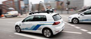 ARCHIV - 03.04.2019, Hamburg: Zwei Elektro-Golf von Volkswagen, bestückt mit Laserscannern, Kameras, Ultraschallsensoren und Radar für vollautomatisches Fahren, sind bei einem Fototermin vor einer Pressekonferenz unterwegs. Der VW-Konzern stellte am Mittwoch in Hamburg seine erste Teststrecke für autonomes Fahren in einer deutschen Großstadt vor. Ab sofort sollen fünf Elektro-Golf autonom in der Hansestadt unterwegs sein. (zu dpa "Jahresrückblick Hamburg und Schleswig-Holstein") Foto: Christian Charisius/dpa +++ dpa-Bildfunk +++ | Verwendung weltweit