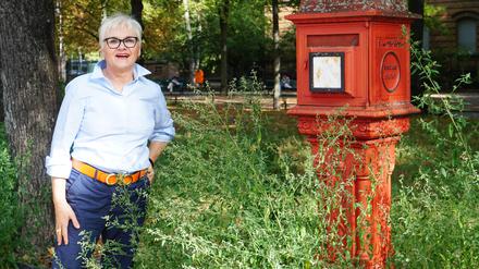 Karin Kampmann hat Aufwertungen des Fasanenplatzes in Wilmersdorf in Gang gebracht. Unser Foto zeigt die Anwohnerin im Herbst 2023.