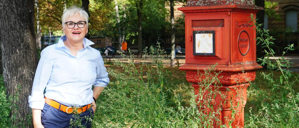 Karin Kampmann hat Aufwertungen des Fasanenplatzes in Wilmersdorf in Gang gebracht. Unser Foto zeigt die Anwohnerin im Herbst 2023.