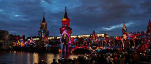 Passend zum Start des Festival of Lights hatte das Team eine Lichtshow auf die roten Backsteine der Oberbaumbrücke projiziert.