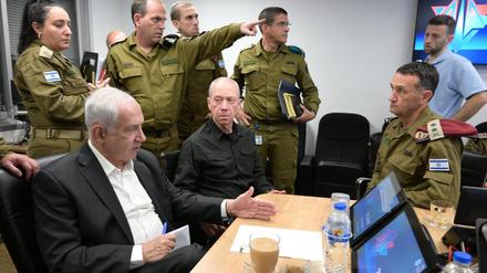 Premier Benjamin Netanjahu (links) bespricht sich mit Militärs.