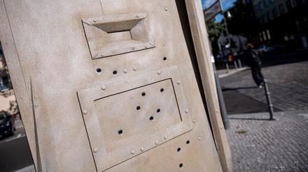 An der ehemaligen Stasi-Zentrale in Berlin am Roedeliusplatz steht ein neues Denkmal für die Opfer der kommunistischen Diktatur. Es soll an die Menschenrechtsverletzungen der politischen Justiz in der sowjetischen Besatzungszone und DDR erinnern.