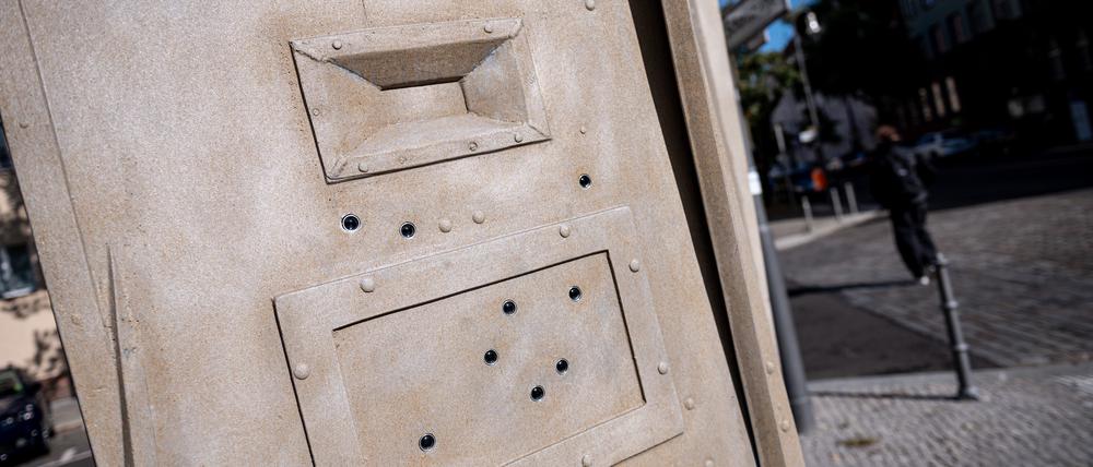 An der ehemaligen Stasi-Zentrale in Berlin am Roedeliusplatz steht ein neues Denkmal für die Opfer der kommunistischen Diktatur. Es soll an die Menschenrechtsverletzungen der politischen Justiz in der sowjetischen Besatzungszone und DDR erinnern.