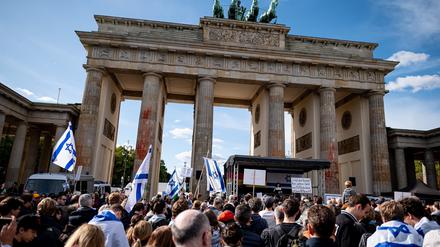 Menschen nehmen an einer Solidaritätsdemo mit Israel auf dem Pariser Platz am Brandenburger Tor teil. 