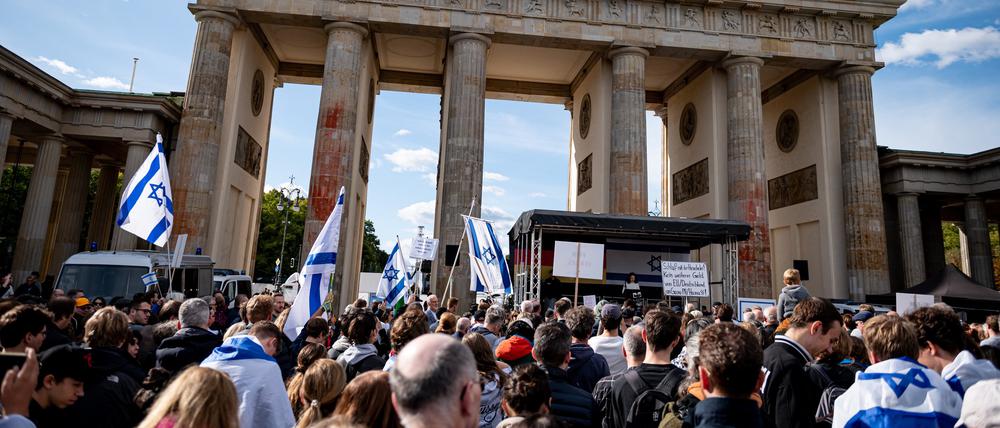 Menschen nehmen an einer Solidaritätsdemo mit Israel auf dem Pariser Platz am Brandenburger Tor teil.