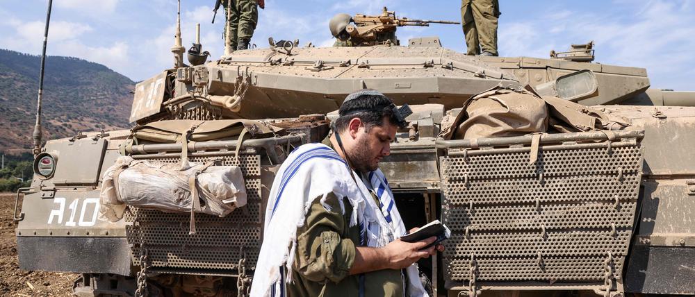 Ein israelischer Soldat betet.