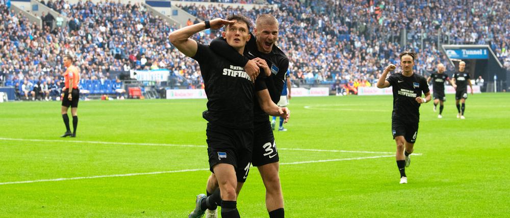 Fabian Reese (l.) und Marton Dardai freuen sich über das zweite Tor von Hertha BSC auf Schalke.