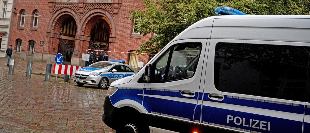 Polizeifahrzeuge stehen vor der Synagoge in der Ryckestraße. (Archivbild)